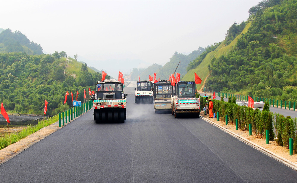 集團公司高速公路建設上半年穩步推進.jpg