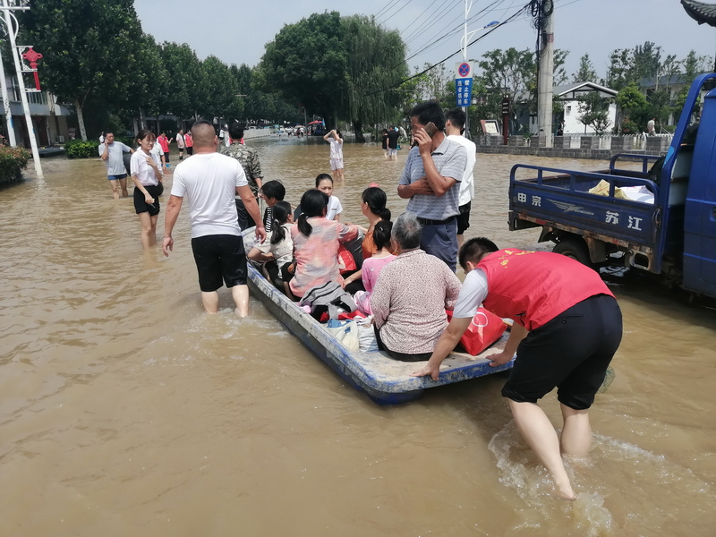 合巢蕪處黨團青年志愿者積極投身地方防汛救災1_調整大小.jpg