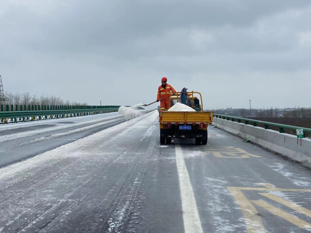 2月21日，蚌埠處除雪作業人員對轄段橋梁人工撒布融雪劑.jpg