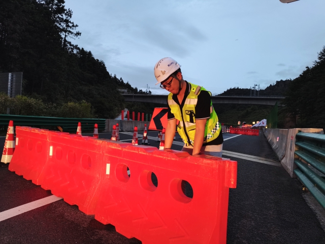 06 黃山中心祁門分中心養護工作人員檢查加固涉路施工作業現場安全設施設置情況.jpg